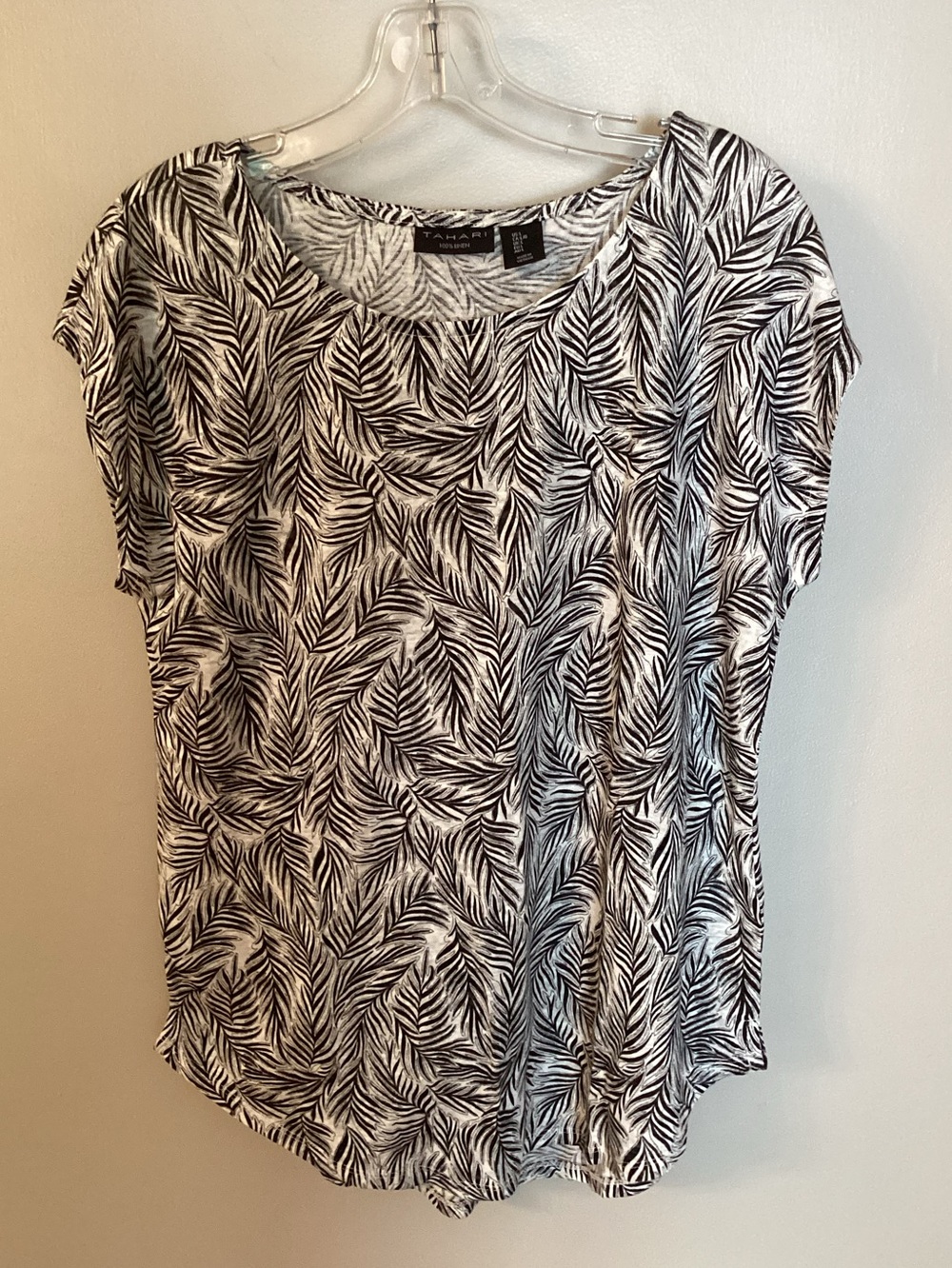 TAHARI SIZE LARGE 100% LINEN BLACK & WHITE LEAF PRINT CAP SLEEVE TOP